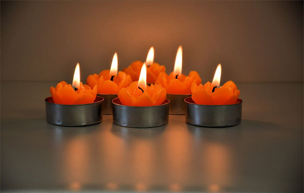 أجمل صور شمعات على شكل ورد برتقالي -عالم الصور
